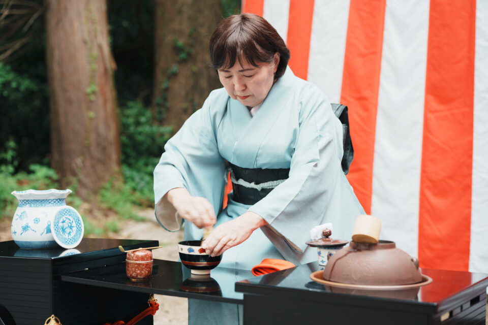 來自日本茶道三大流派「裏千家」講師，在白川水源舉辦茶會，從掛軸上的文字到每個茶碗圖案、與特地使用白川水源地下泉水來製作的和菓子，使用這樣珍貴的水資源，在供奉水神的神社前，由裏千家帶領著我們開啟日本茶道文化的體驗，無疑是南阿蘇對旅客的最高敬意與款待。