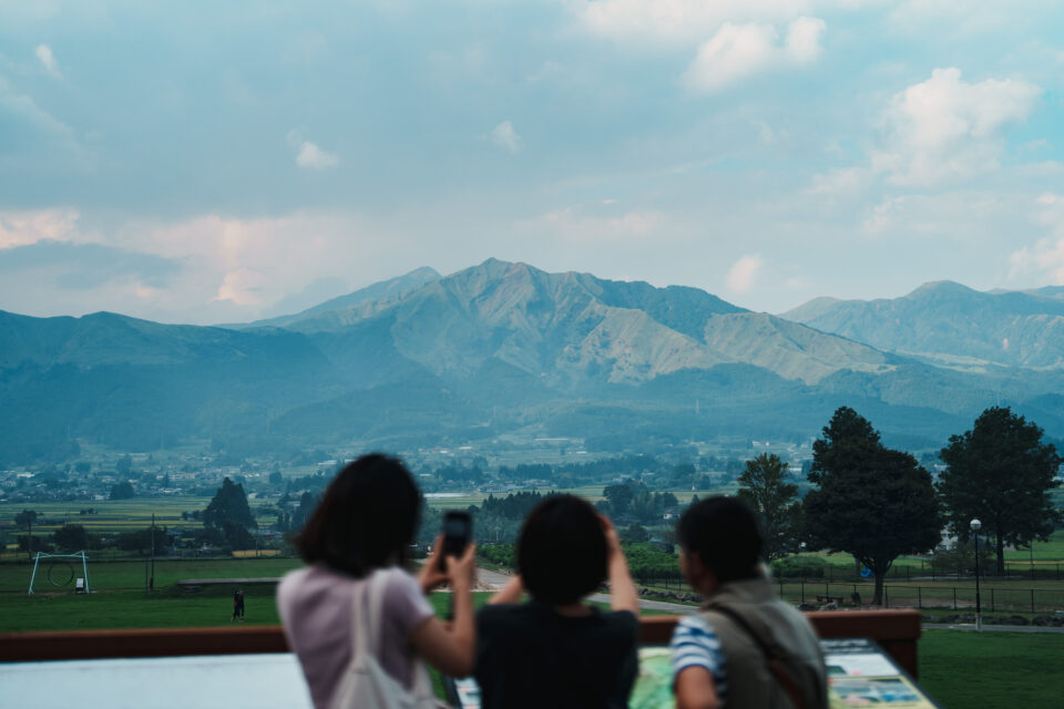 一望無際的田園風光與寬闊的山岳絕景俯拾即是，來到這裡會讓人心情也不禁開闊了起來，在擁有豐饒大自然的阿蘇山地區，絕佳的旅遊環境！