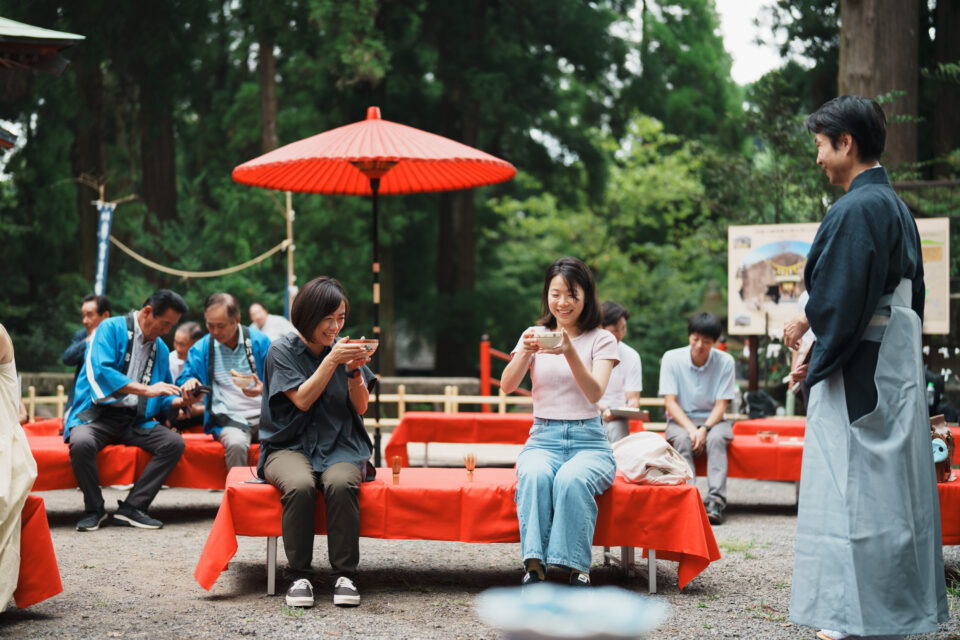 朝聖阿蘇火山口湧出的地下泉水「白川水源」，同時體驗正宗日式茶道，品嚐優質泉水製作的美味抹茶與當季節的和菓子，能夠深入地感受到當地的日本文化。