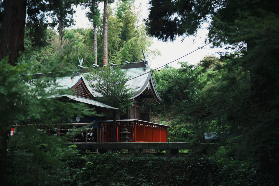 南阿蘇村白川水源與供奉水神岡象女命神的吉見神社，被日本環境廳評選為名水百選的著名地下泉水