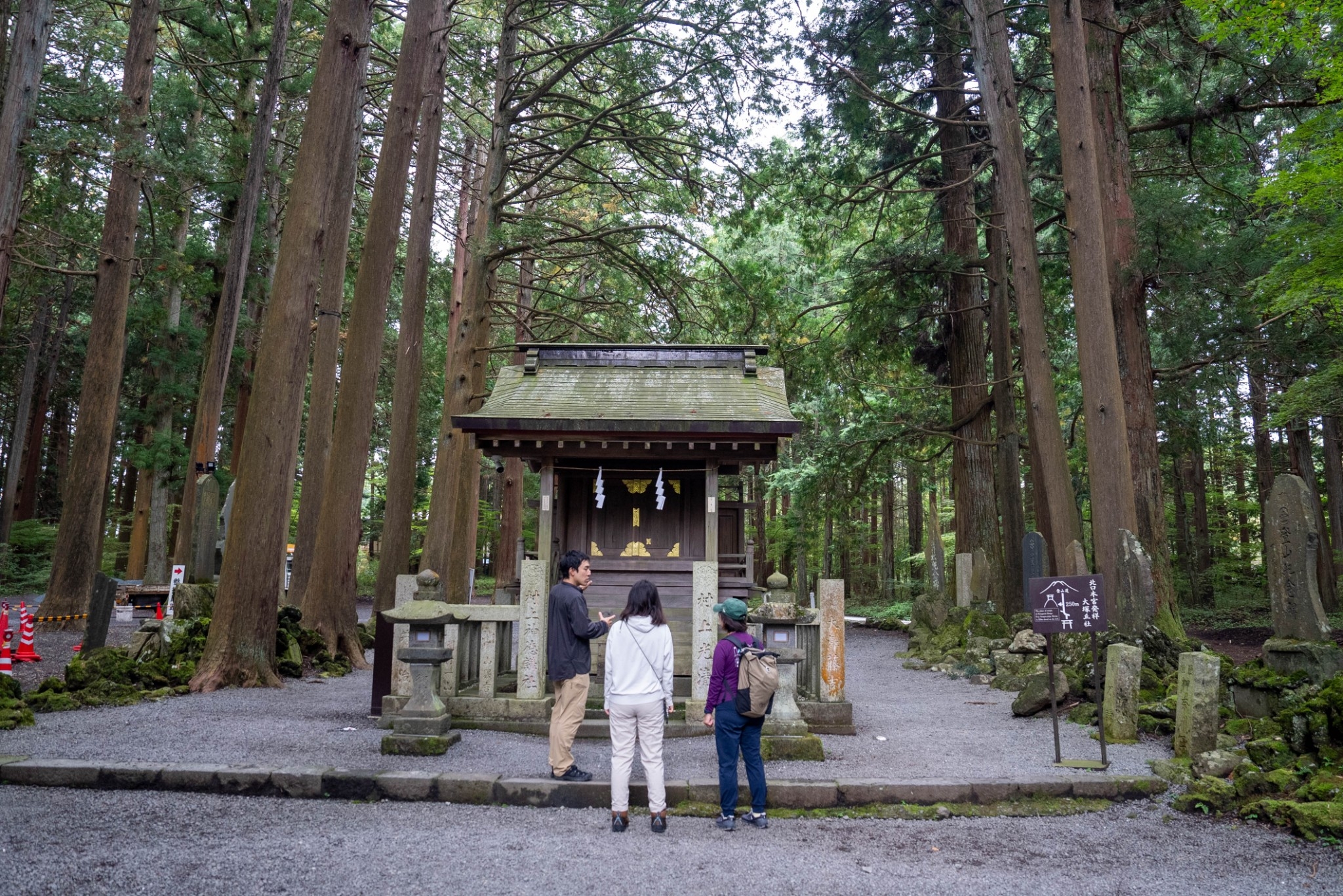 ・從信仰傳說開始 富士山的女神木花開耶姬 在微涼的清晨下，我們將前往當地著名的北口本宮富士浅間神社，這是500多年前蓋的古老神祇，登入山脈之前，讓我們一起認識山神的故事並進行參拜，如古人修道者之路從的富士山吉田口登山道為起始點，也是唯一可以從山腳一路攀登至山頂的秘境古道。