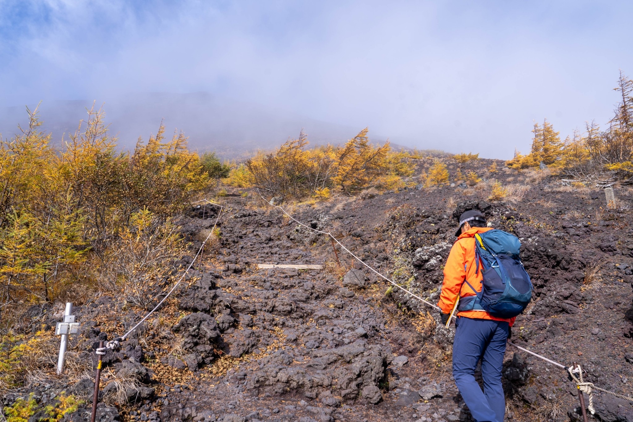 踩在火山岩上的步伐，富士山的寄生火山寶永火口的登山健行