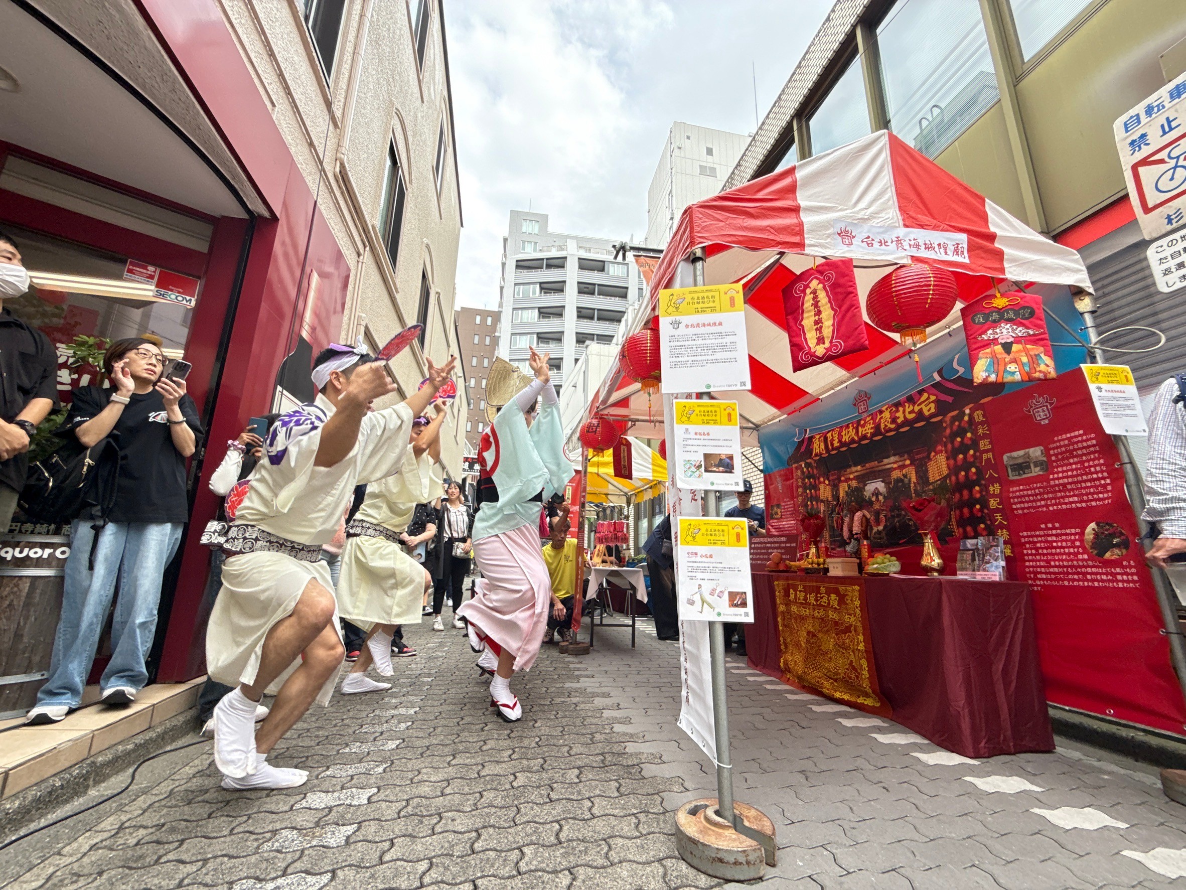 高圓寺若駒連在月下老人座前演出阿波舞