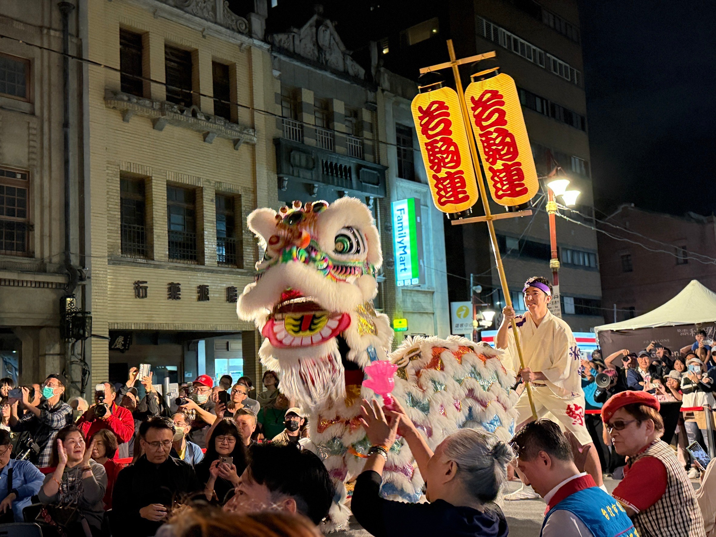 高圓寺阿波舞與舞獅共演