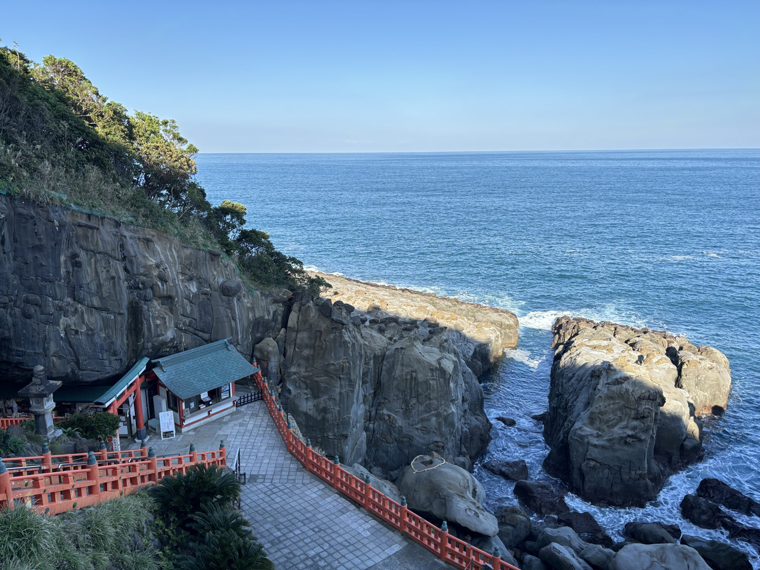 宮崎縣日南市的鵜戶神宮位在近鄰太平洋的日向海灘旁，是有名的絕景能量景點。