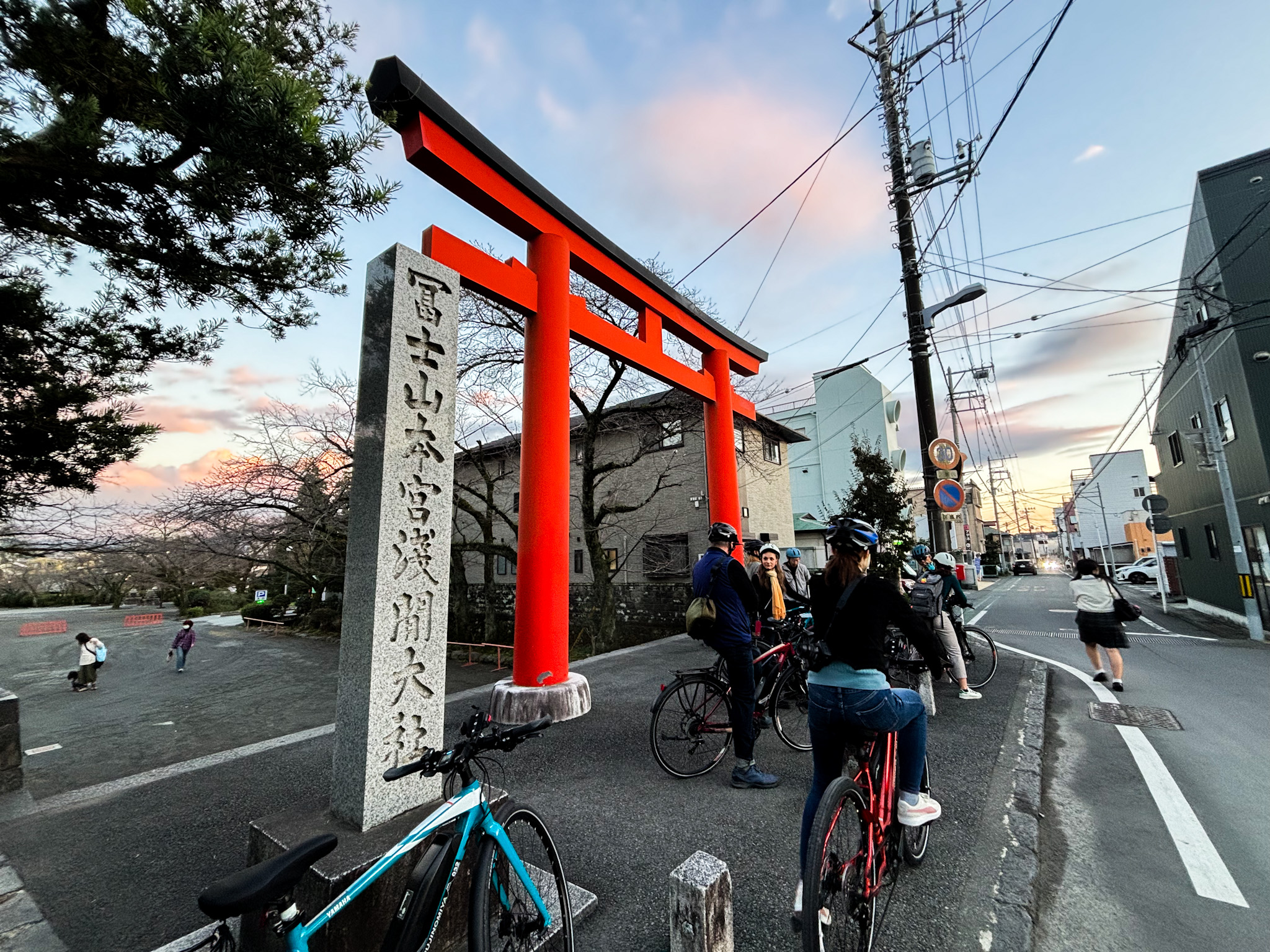 本宮淺間大社是富士山信仰的起源中心，以此作為旅程起點騎上腳踏車，周遊富士地區