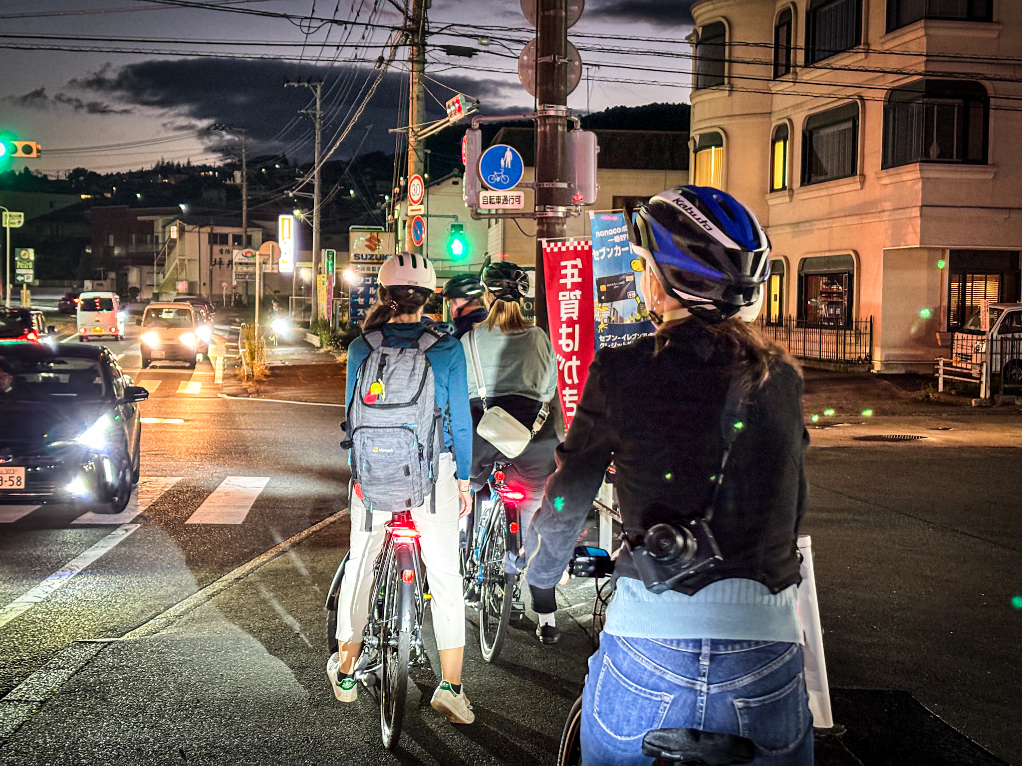 在夜間騎著腳踏車穿梭城市中，是深度旅行最完美的樣貌