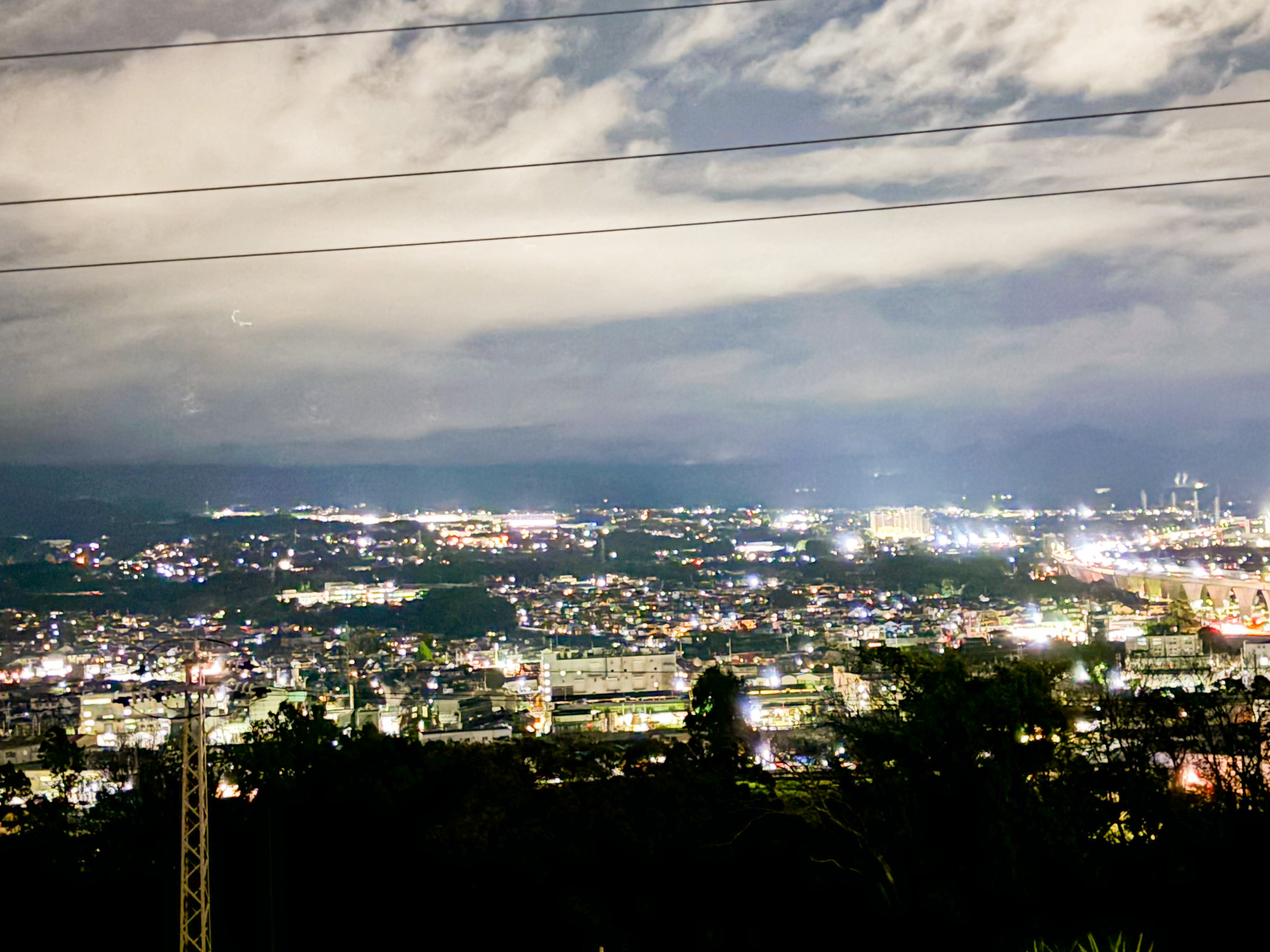 靜岡富士山麓工廠夜景，城市燈光與富士山剪影交織出的獨特風景。