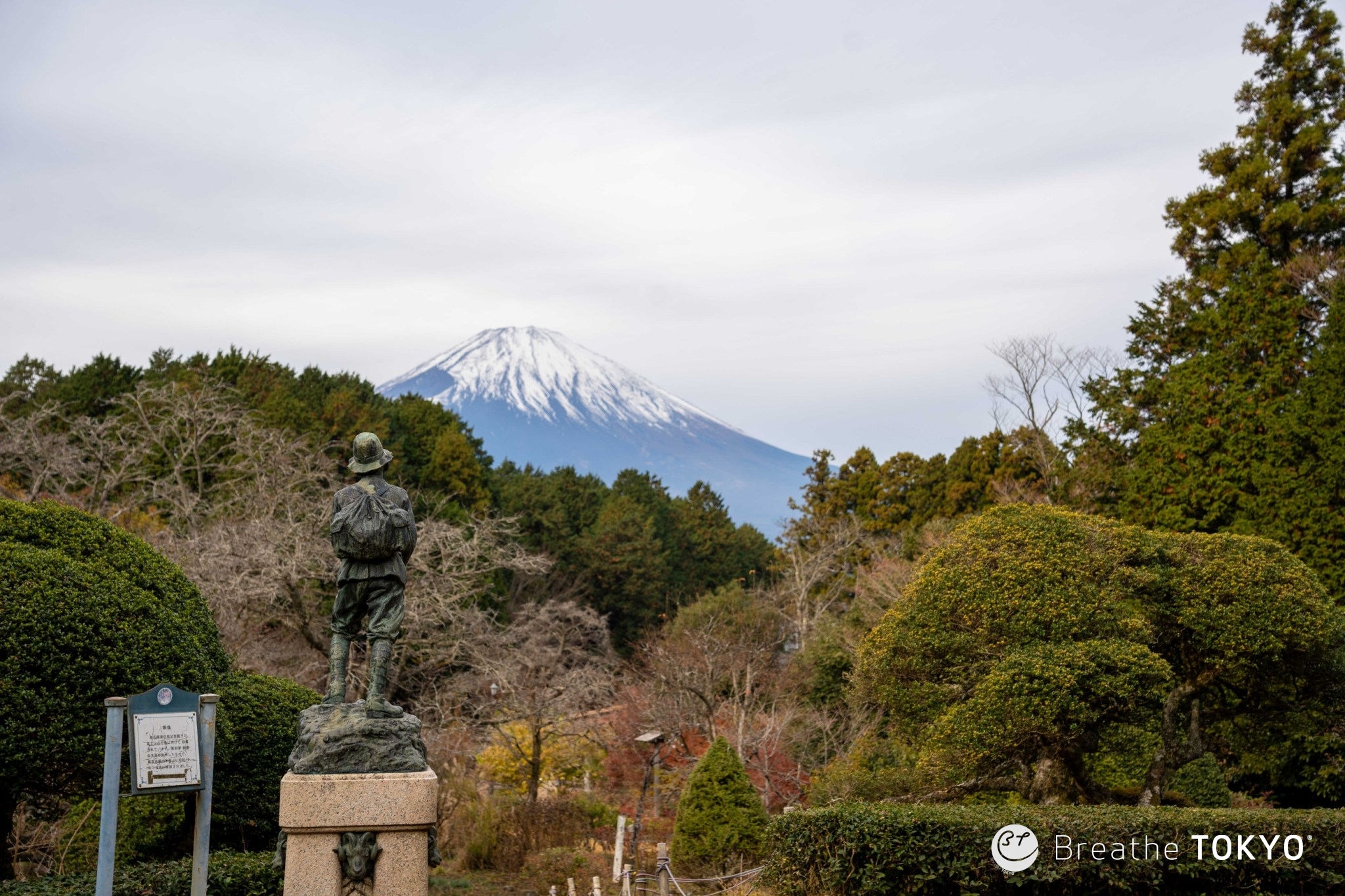 秩父宮記念公園中雍仁親王銅像與富士山