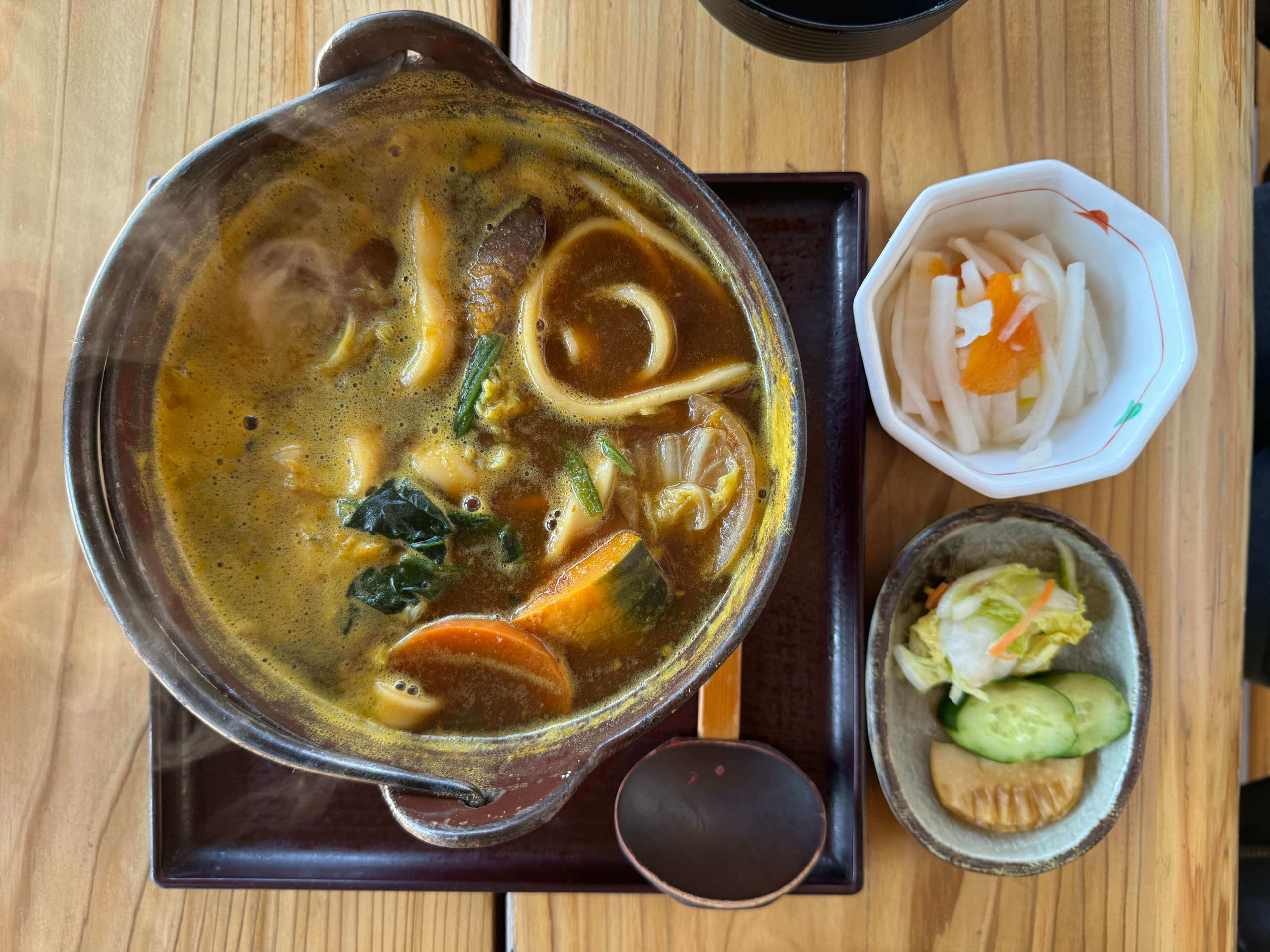 鄉土料理ほうとう小麥為原料結合味噌慢燉熬煮濃稠鍋麵