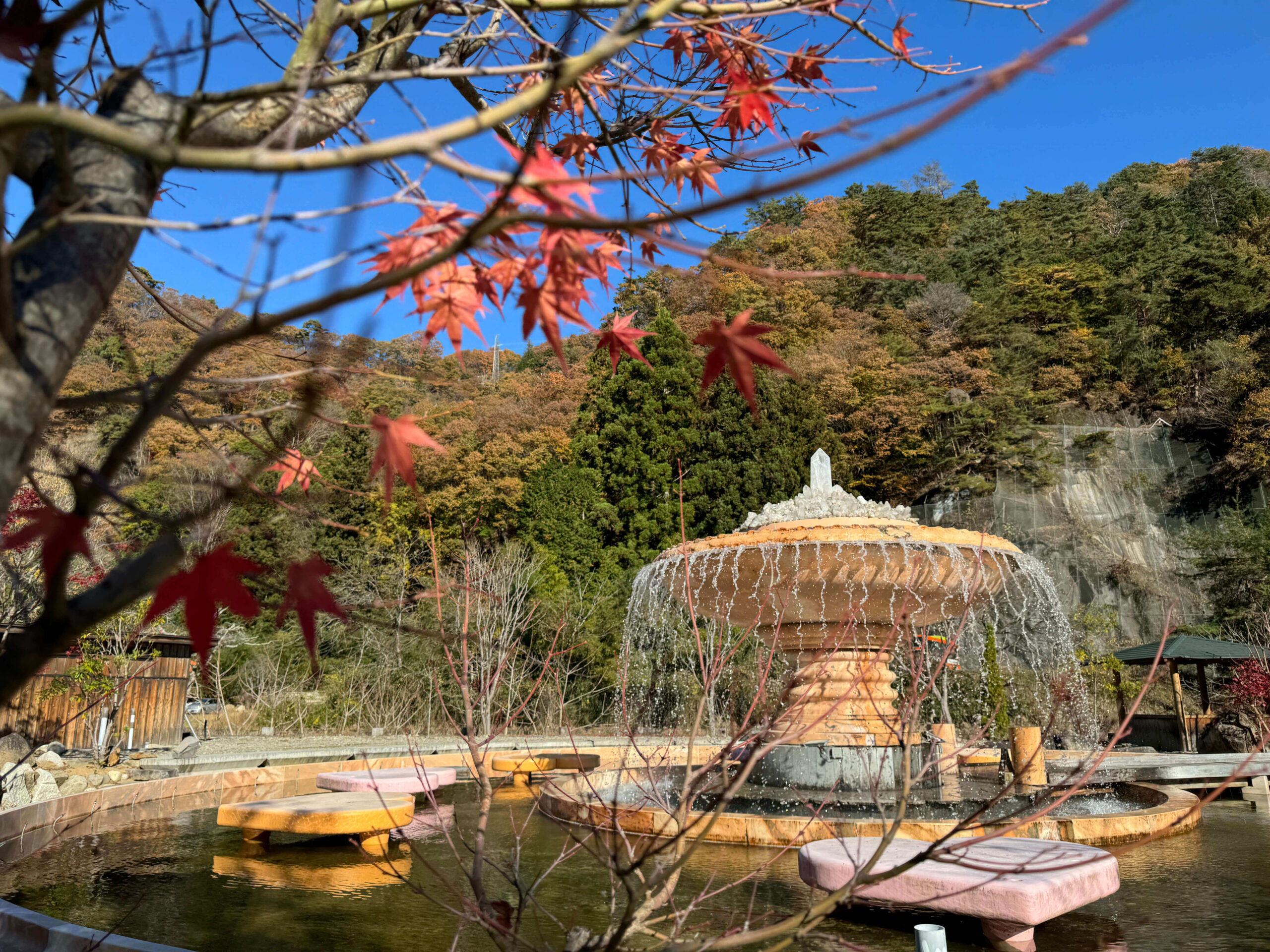 甲府水晶街道前的噴水池，頂部裝飾的水晶，全部採用天然水晶，以符合昇仙峽作為水晶發源地的形象。