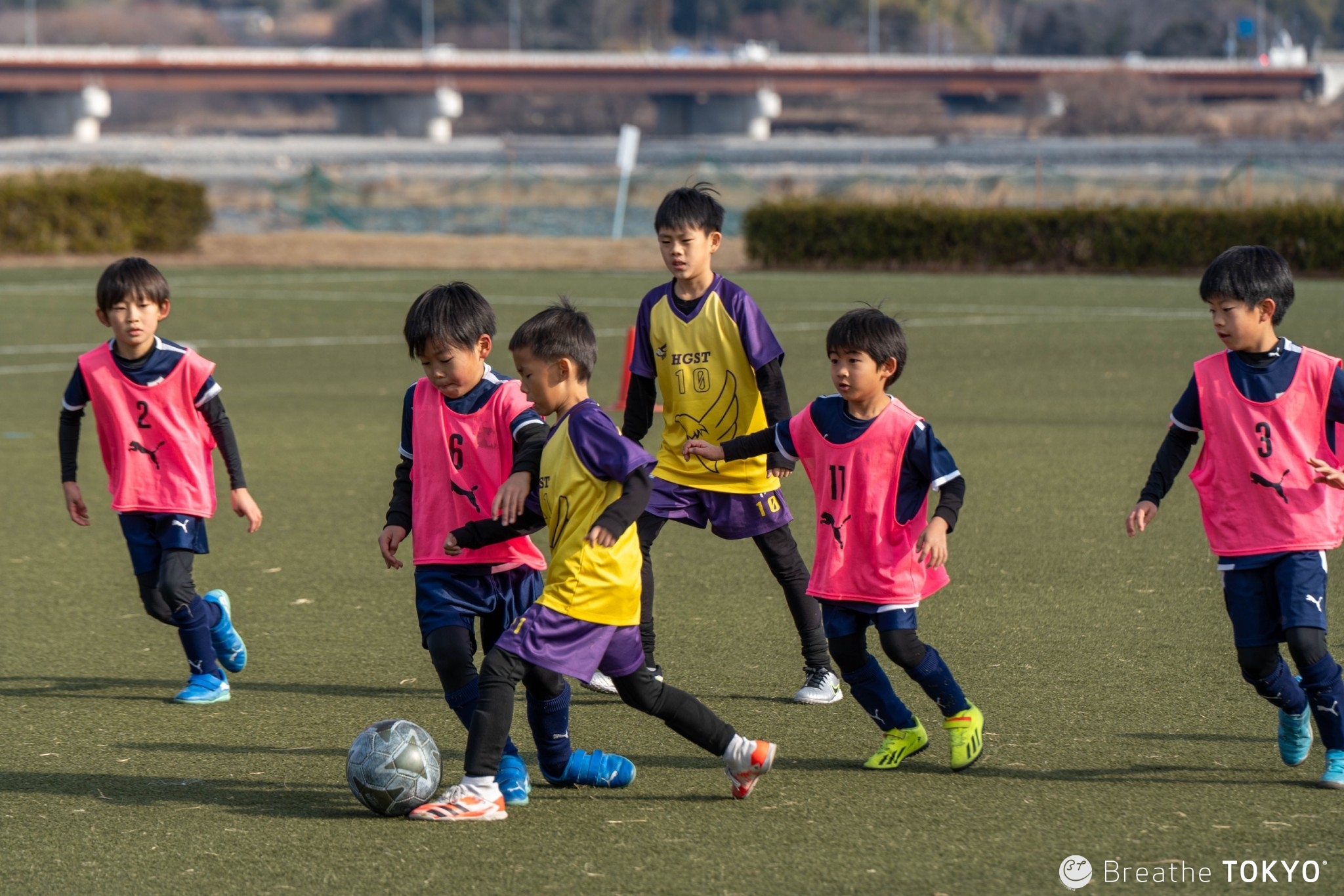 孩子們在場上以足球交流賽會友