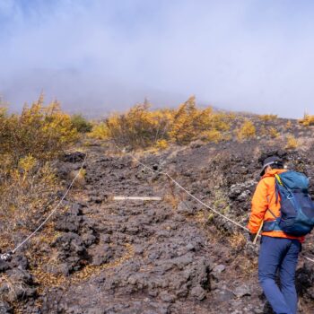 踩在火山岩上的步伐，富士山的寄生火山寶永火口的登山健行