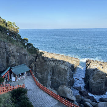 宮崎縣日南市的鵜戶神宮位在近鄰太平洋的日向海灘旁，是有名的絕景能量景點。