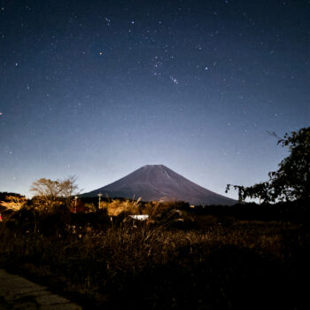 富士山釀酒廠在夜間特地設置營火戶外會場，在星空下與富士山影共進晚餐。