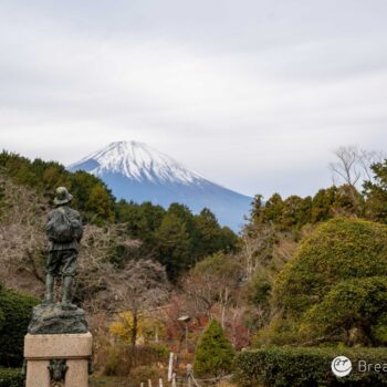 秩父宮記念公園中雍仁親王銅像與富士山