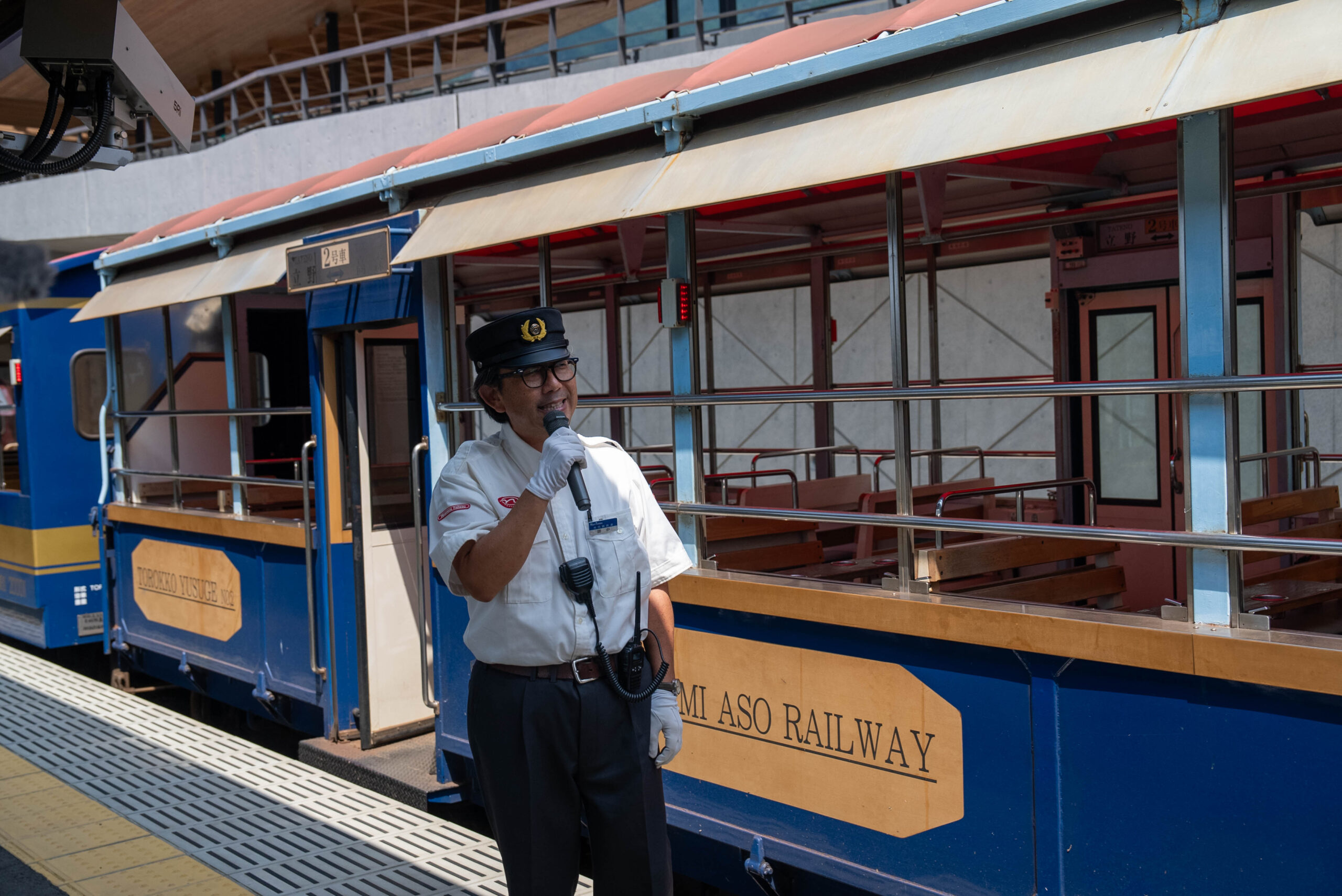 南阿蘇鐵道復古觀光列車車廂與列車員講解
