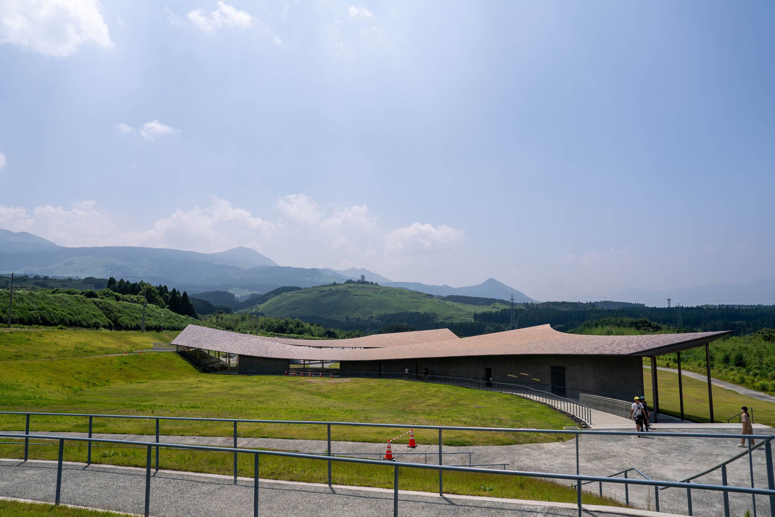 本南阿蘇KIOKU地震體驗學習館，與阿蘇山景色融合自然景觀與建築設計。