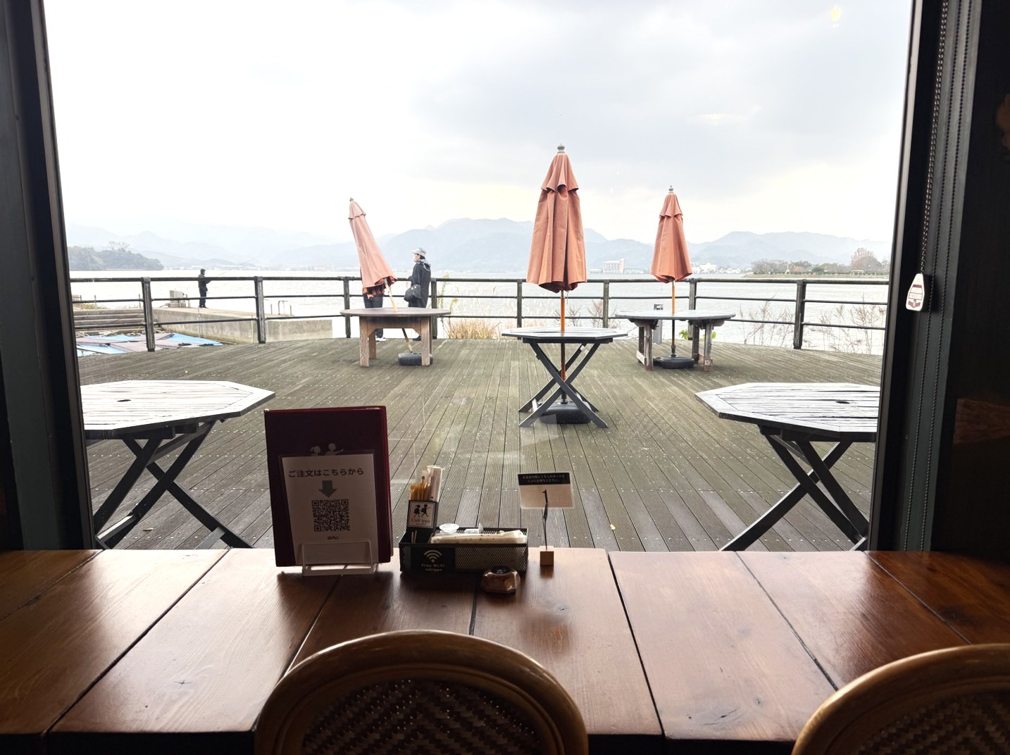 在東鄉湖畔的咖啡館「Café ippo」,正好就位於可環繞湖畔一周的步道旁。