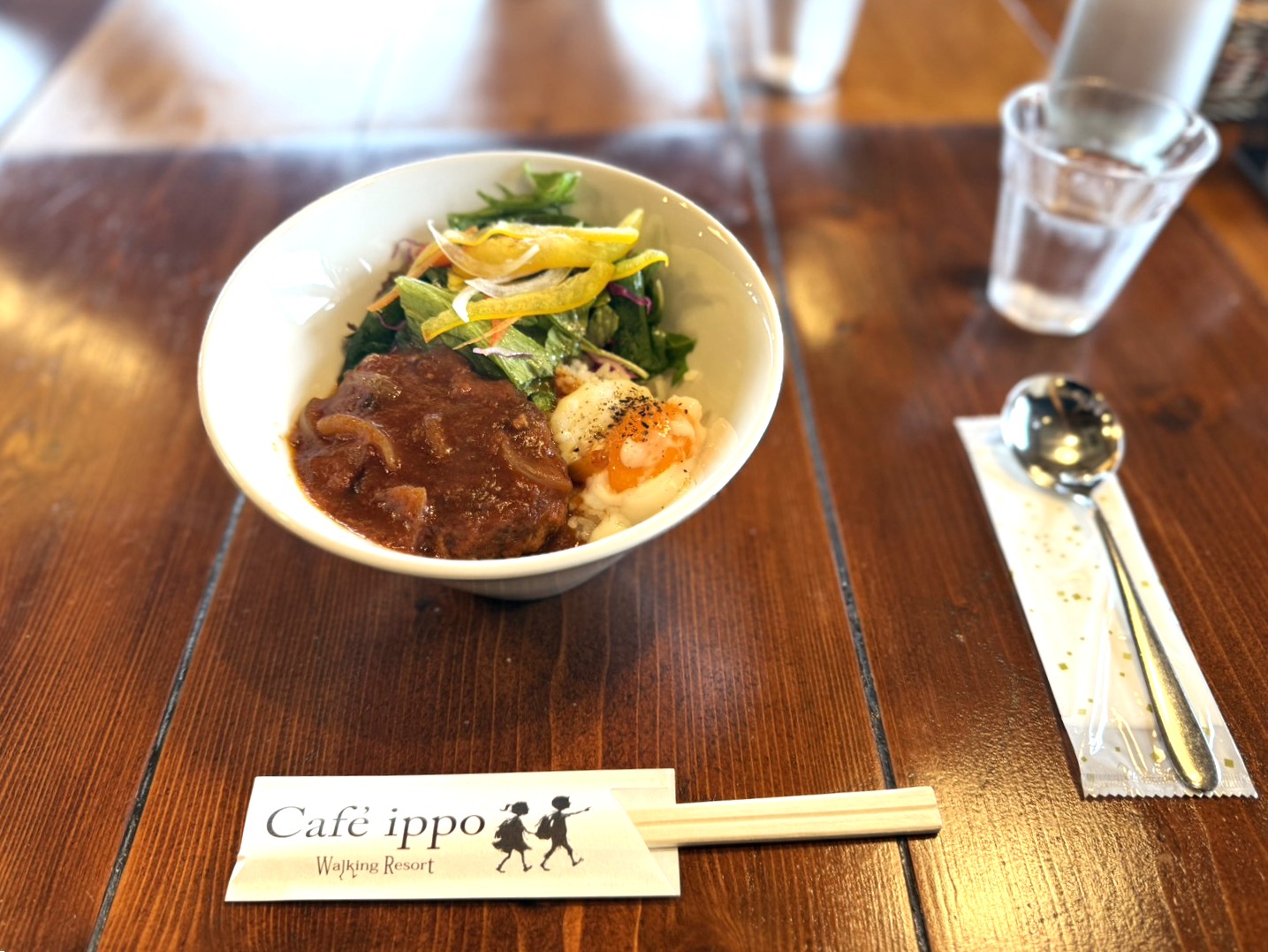 東鄉湖上的咖啡館「Café ippo」的簡單餐點度過下午茶時光