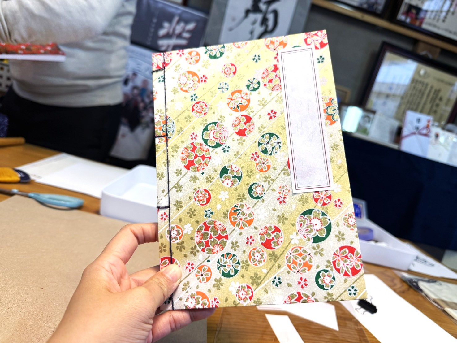 在松崎車站附近的松崎商店街動手製作一本專屬自己的和式裝訂筆記本