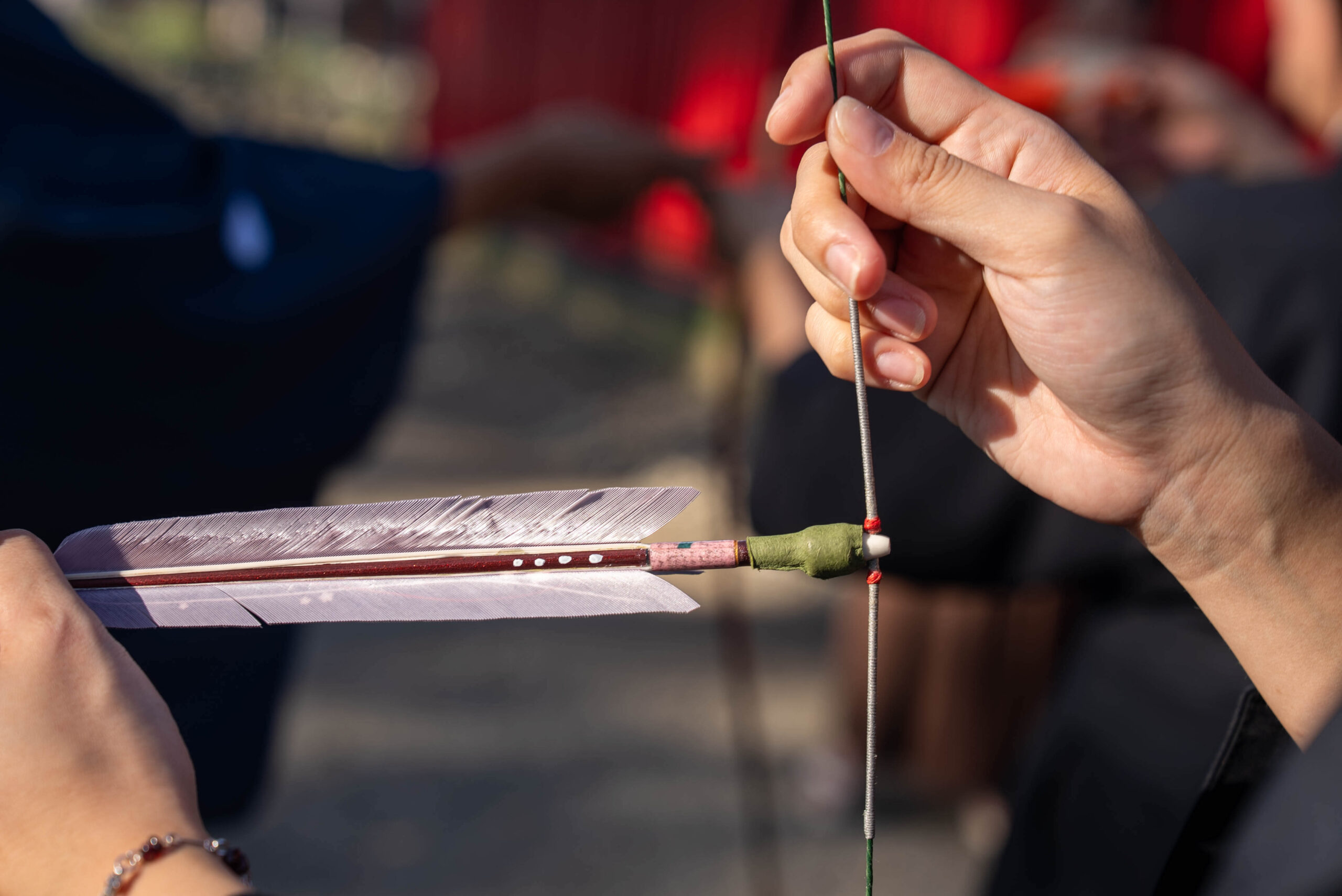 半弓體驗中箭羽與弦的特寫：追求身心弓三味一體