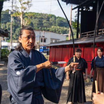 導師示範半弓的精準架勢與靜心呼吸