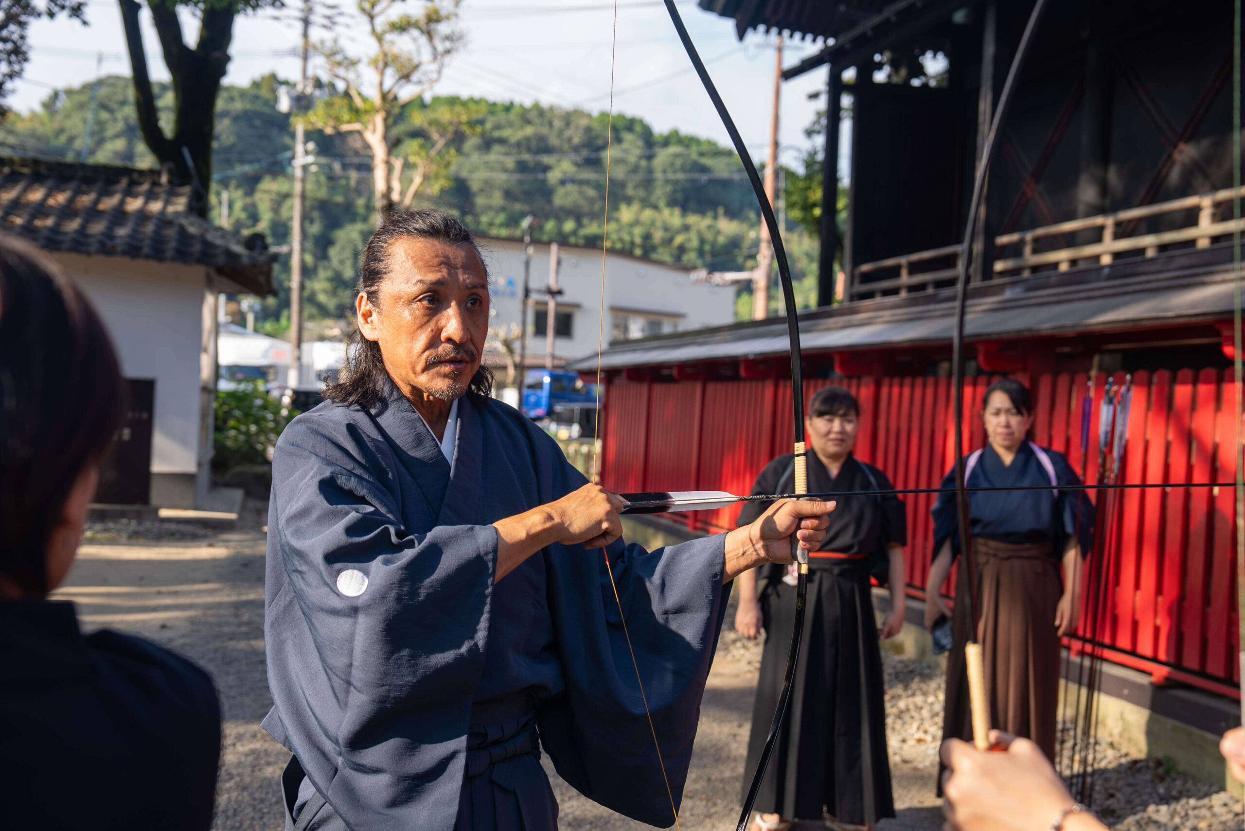 導師示範半弓的精準架勢與靜心呼吸