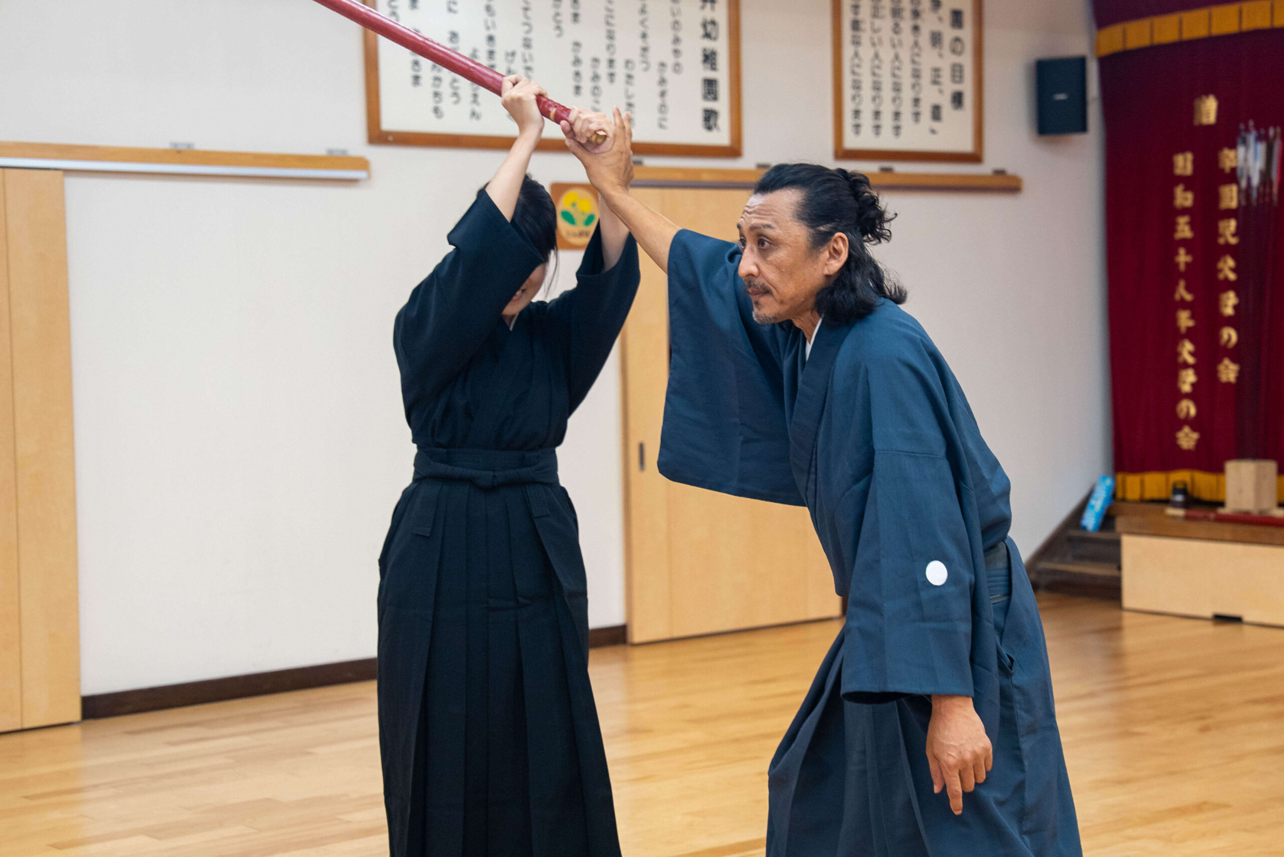 劍道大師親自指導體捨流劍法中重心與連動性的運用