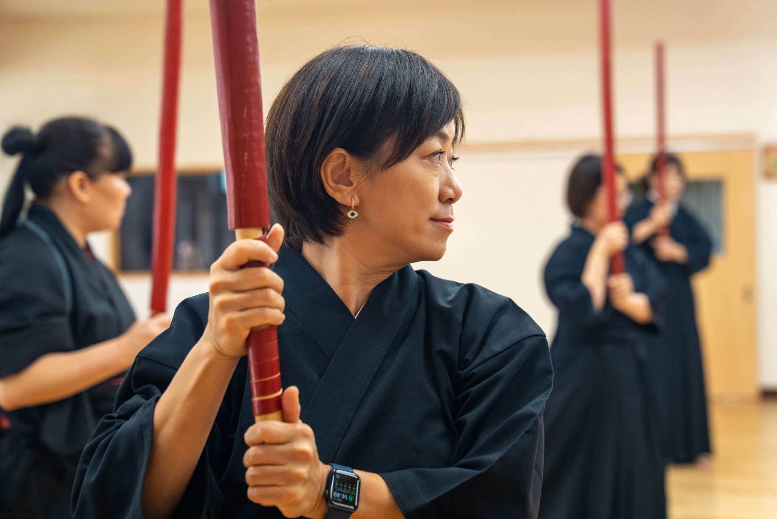 穿著袴服體驗兵法體捨流的學員專注神情