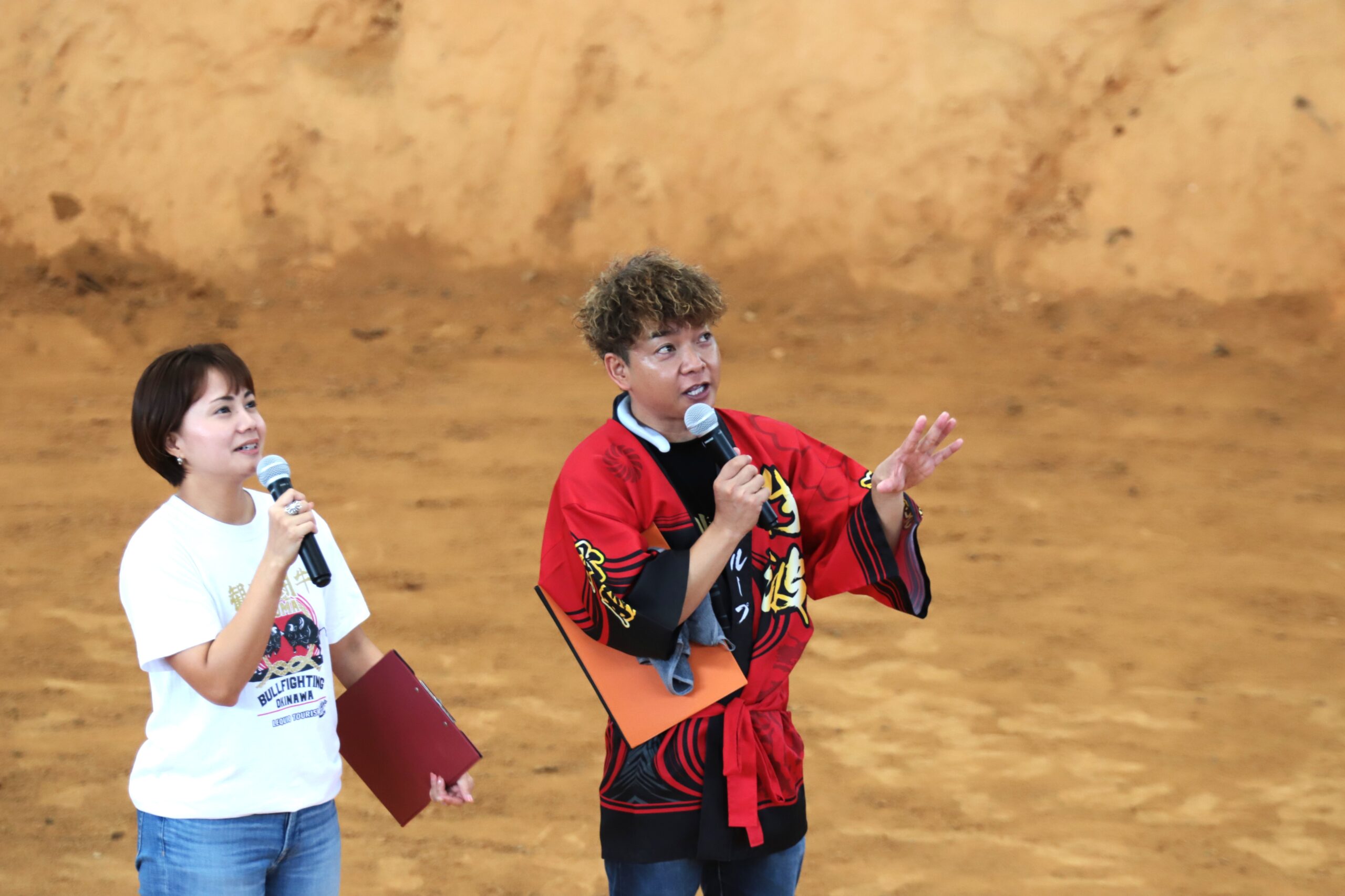 鬥牛會場中，專家為觀眾解說鬥牛的魅力與歷史