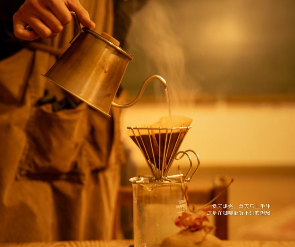 0site山梨八岳手沖咖啡——剛烘好的咖啡豆當場手沖，熱氣蒸騰，在廢棄小學改造的工作坊內品嚐自己親手烘焙的咖啡