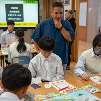 崛口先生在戶澤學園指導桌遊