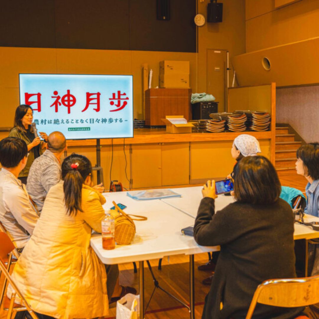 山形戶澤村Game Learning活動現場——BreatheTOKYO在戶澤村舉辦地方創生遊戲學習工作坊，參與者圍桌討論地方永續議題