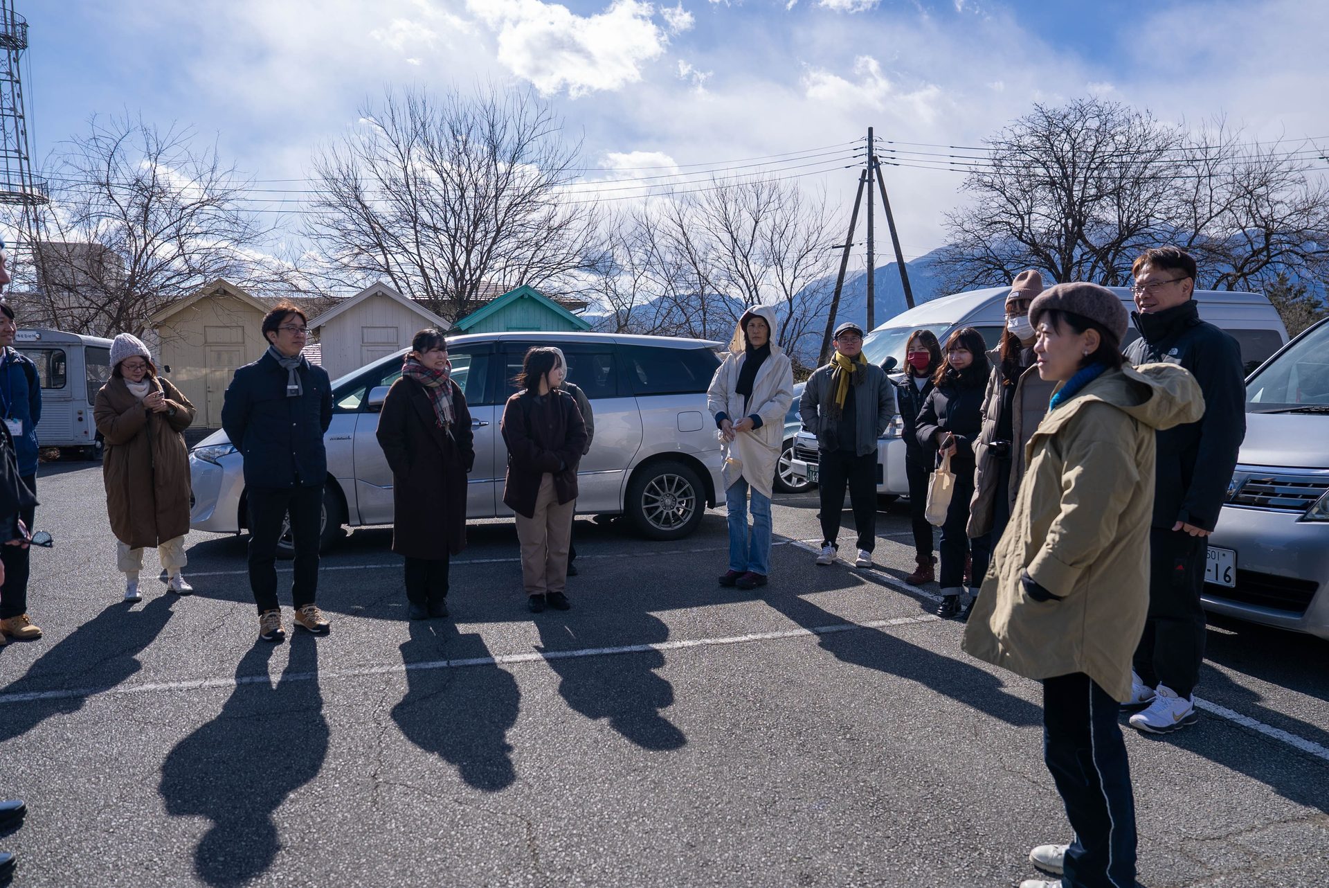 日本包車旅遊車內情境，專業司機與旅客交流互動，體現包車服務讓旅客放鬆享受旅程的核心價值