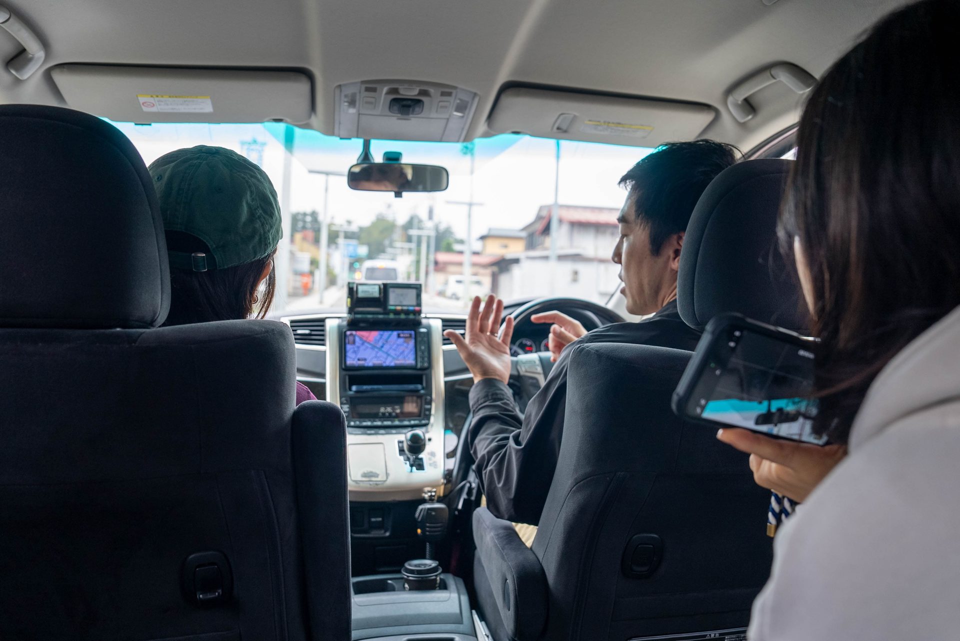 日本鄉間公路自駕旅遊情境，象徵租車自駕在山梨縣深度旅遊中帶來的時間自由與探索彈性